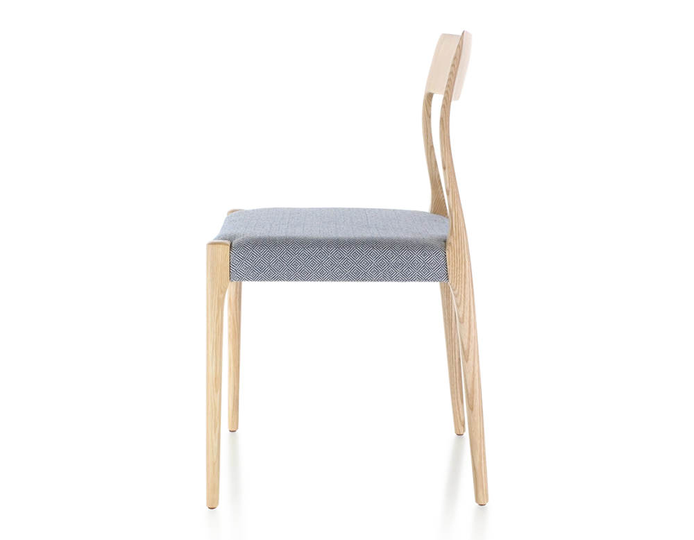 Silla escandinava madera tinte natural asiento tejido chevron azul