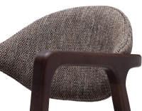 Chaise design avec accoudoirs bois teinte foncée et tissu chiné marron