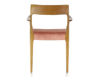 Chaise scandinave avec accoudoirs bois teinte merisier assise tissu velours rose pâle