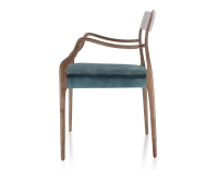 Chaise scandinave avec accoudoirs bois teinte marron foncé assise tissu velours bleu pétrole