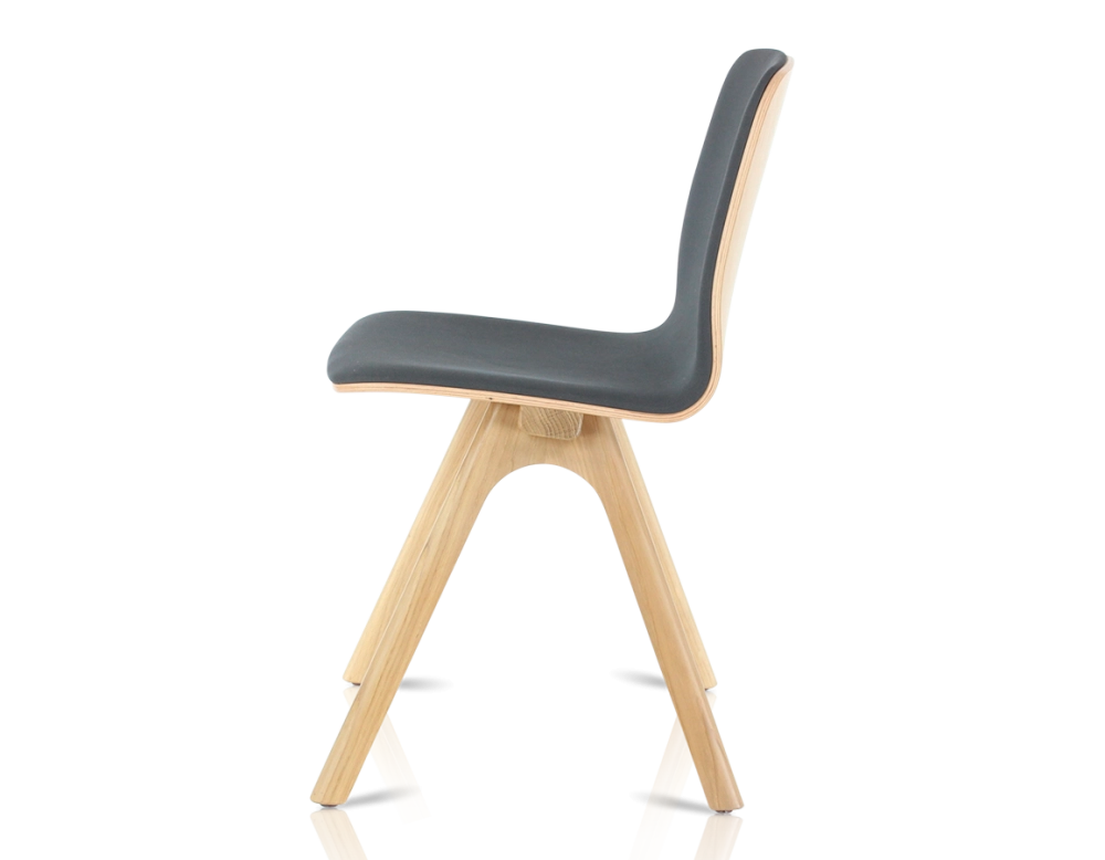 Chaise design en chêne tapissé bois teinte naturelle assise tissu gris anthracite