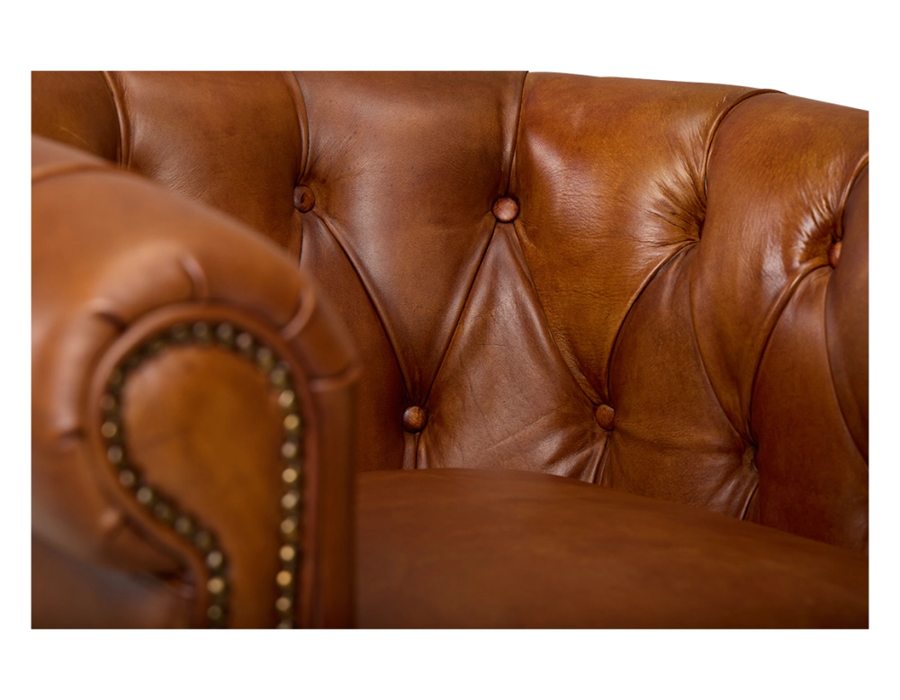 Fauteuil chesterfield cuir marron clair accoudoirs cloutés