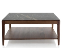 Table basse carrée en noyer et céramique avec tablette en bois teinte naturelle plateau céramique effet marbre noir 100x100 cm