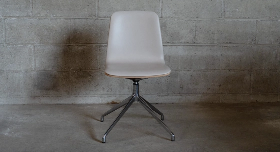 Chaise de bureau sans roulettes dossier bois teinte naturelle assise cuir gris clair