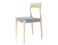 Silla escandinava madera tinte natural asiento tejido chevron azul