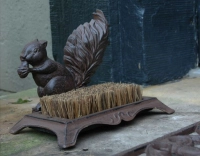 Brosse chaussures en fonte écureuil