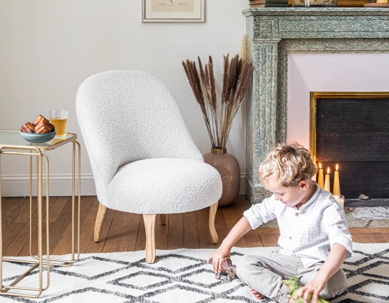 Fauteuil crapaud sans accoudoirs pieds bois teinte naturelle et tissu bouclé blanc