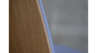 Chaise de bureau à roulettes dossier bois teinte naturelle assise en tissu mauve