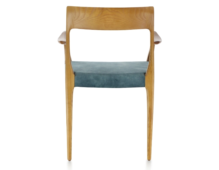 Chaise scandinave avec accoudoirs bois teinte merisier assise tissu velours bleu pétrole