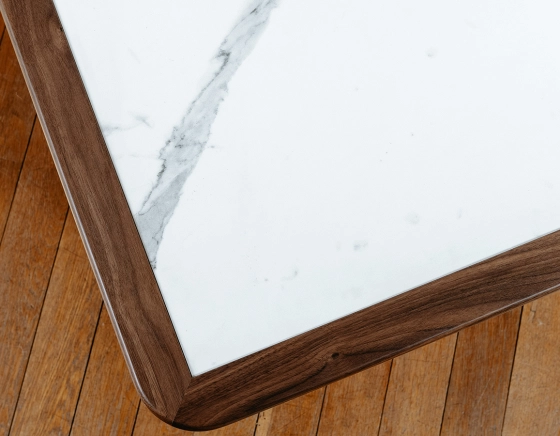 Table basse carré en noyer et céramique bois teinte naturelle plateau céramique effet marbre blanc 100x100 cm