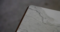 Mesa de centro rectangular de roble y cerámica con madera tintada marrón oscuro tablero cerámico efecto mármol blanco 100x050 cm