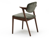Chaise scandinave bois teinte marron foncé assise tissu velours vert forêt