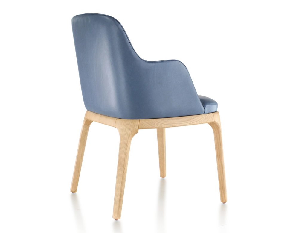 Chaise design avec accoudoirs bois teinte naturelle et cuir bleu orage