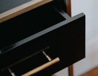 Consola de diseño fresno lacado negro y metal con pátina de latón