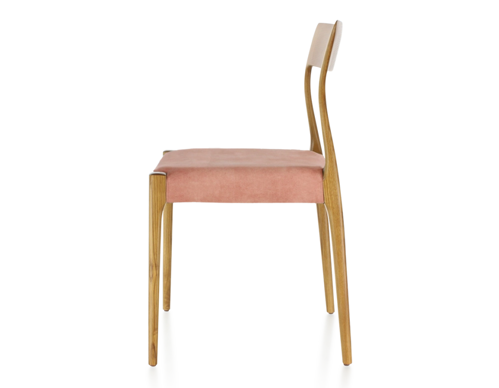 Chaise scandinave bois teinte merisier assise tissu velours rose pâle