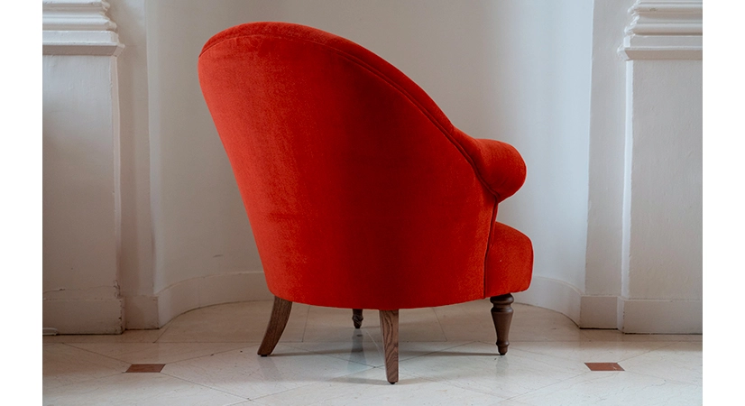 Fauteuil crapaud avec accoudoirs pieds bois teinte naturelle et tissu velours terracotta