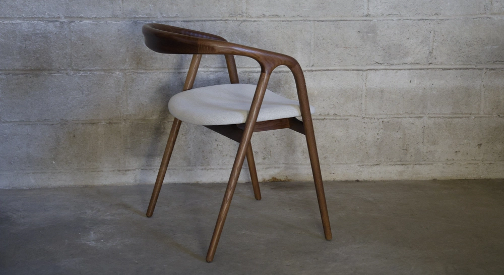 Chaise scandinave bois teinte marron foncé assise tissu beige naturel