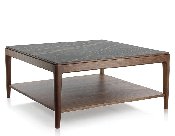 Table basse carrée en noyer et céramique avec tablette en bois teinte naturelle plateau céramique effet marbre noir 100x100 cm