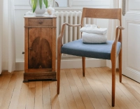 Scandinavian armchair with armrests cherry-stained wood, grey fabric seat