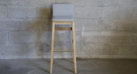 Taburete de bar de roble H80 cm madera tinte natural asiento tejido gris