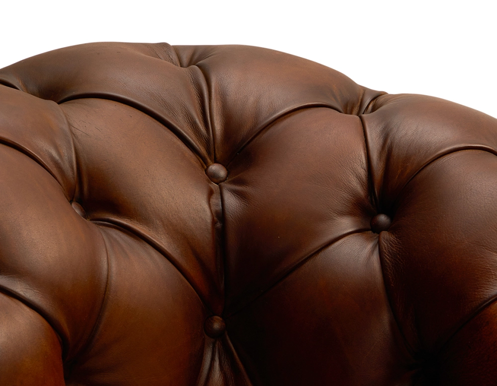 Fauteuil chesterfield cuir marron vintage accoudoirs cloutés