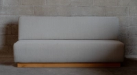 Banquette socle en chêne naturelle assise tissu beige naturel