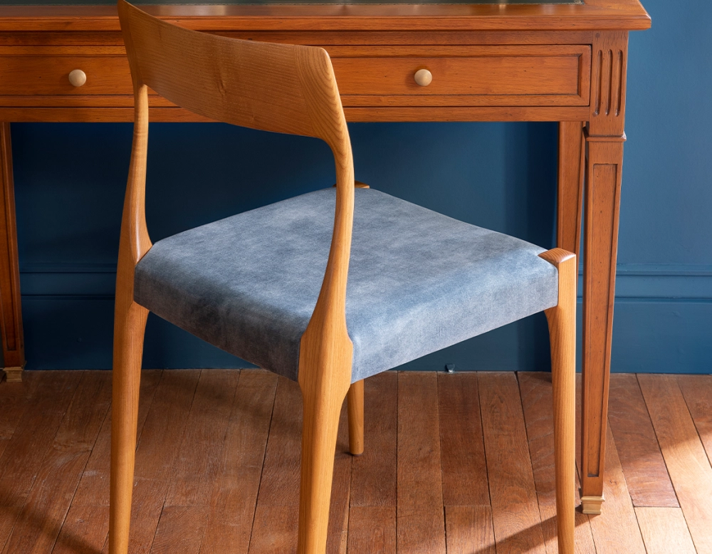 Chaise scandinave bois teinte merisier assise tissu velours bleu pétrole