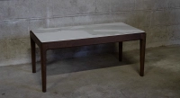Mesa de centro rectangular de roble y cerámica con madera tintada marrón oscuro tablero cerámico efecto mármol blanco 100x050 cm