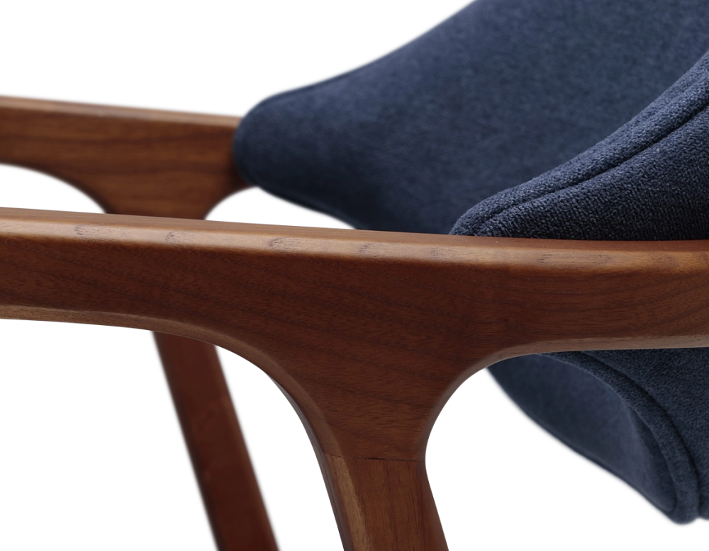 Chaise design avec accoudoirs bois teinte merisier et tissu bleu océan