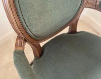 Sillón antiguo estilo Luis XVI madera con tinte envejecido y tejido verde oscuro
