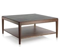 Table basse carrée en noyer et céramique avec tablette en bois teinte naturelle plateau céramique effet marbre noir 100x100 cm