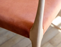Chaise scandinave bois teinte naturelle assise tissu velours terracotta