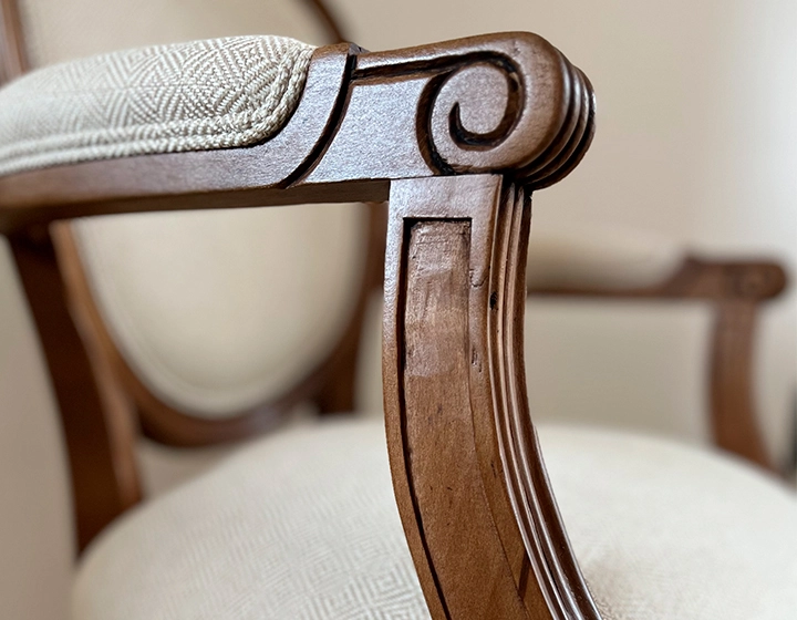 Fauteuil ancien style Louis XVI bois teinte ancienne et tissu chevron beige