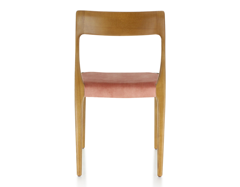 Chaise scandinave bois teinte merisier assise tissu velours rose pâle