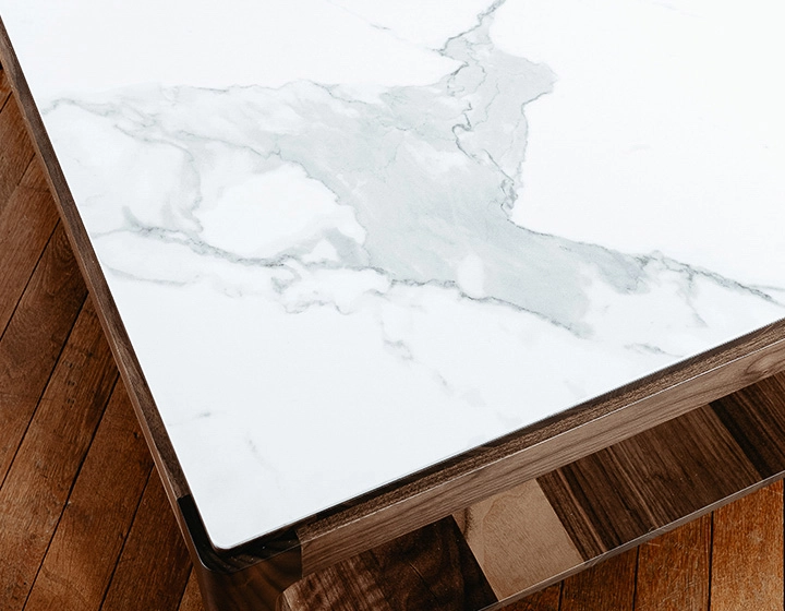 Table basse carrée en noyer et céramique avec tablette en bois teinte naturelle plateau céramique effet marbre blanc 100x100 cm
