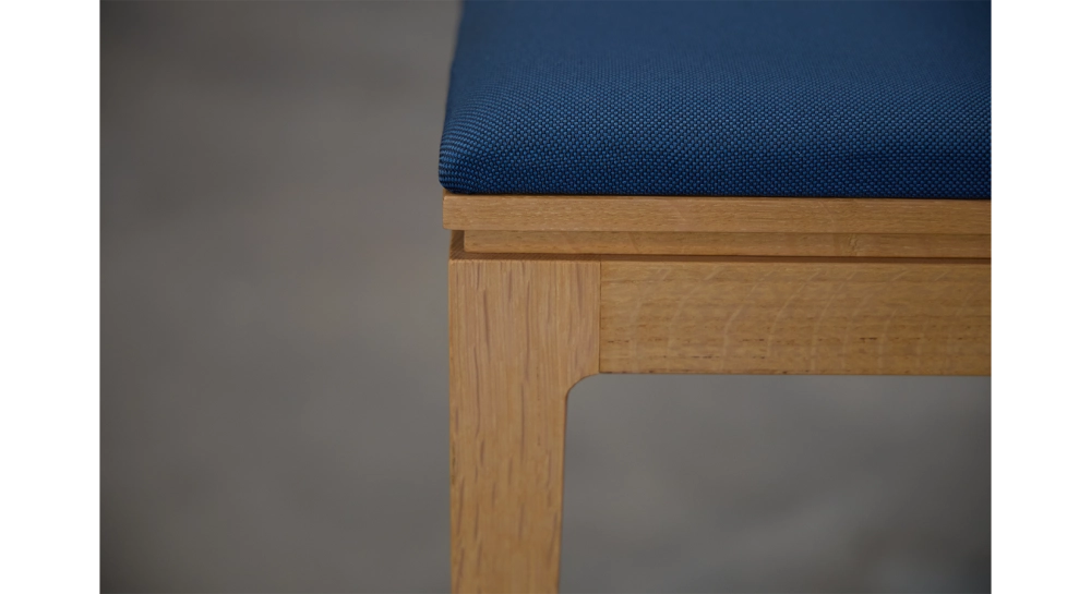 Tabouret de bar design H65 cm bois teinte naturelle assise tissu bleu
