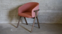 Chaise design en frêne bois teinte noyer assise bi matière couleur rose