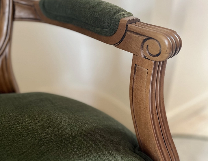 Sillón antiguo estilo Luis XVI madera con tinte envejecido y tejido verde oscuro