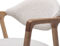 Chaise design avec accoudoirs bois teinte naturelle et tissu bouclé blanc