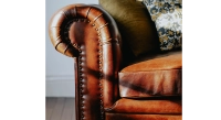 Canapé Chesterfield cuir 3 places marron vintage accoudoirs cloutés