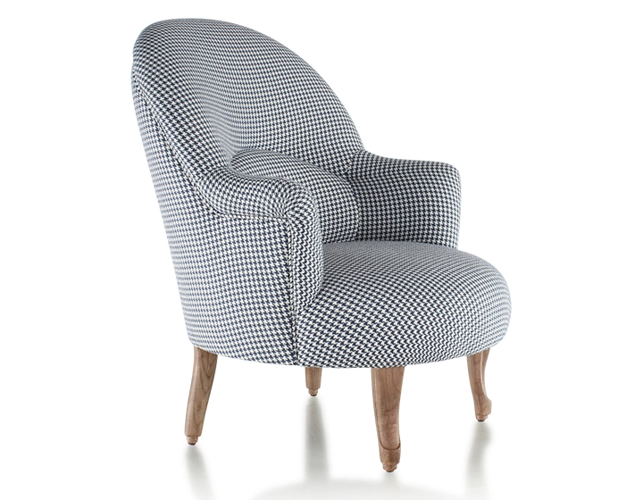 Fauteuil crapaud avec accoudoirs pieds bois teinte noyer et tissu pied-de-poule bleu et blanc
