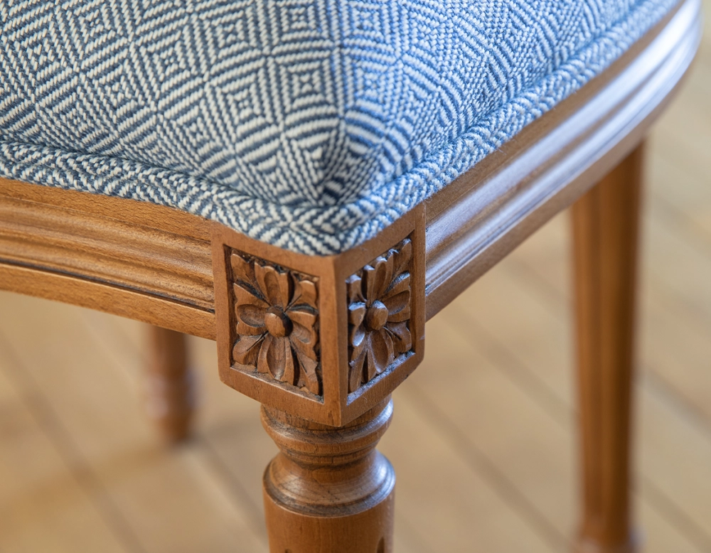 Chaise ancienne style Louis XVI bois teinte ancienne et tissu chevron bleu