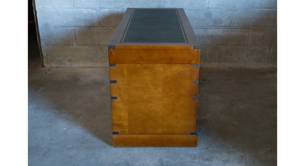 Bureau marine double caissons 9 tiroirs bois teinte merisier et cuir vert