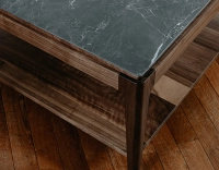 Table basse carrée en noyer et céramique avec tablette en bois teinte naturelle plateau céramique effet marbre noir 100x100 cm