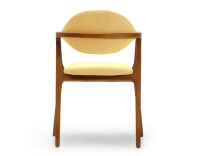 Chaise design avec accoudoirs bois teinte merisier et tissu jaune