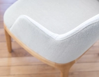 Chaise design avec accoudoirs bois teinte naturelle et tissu beige naturel