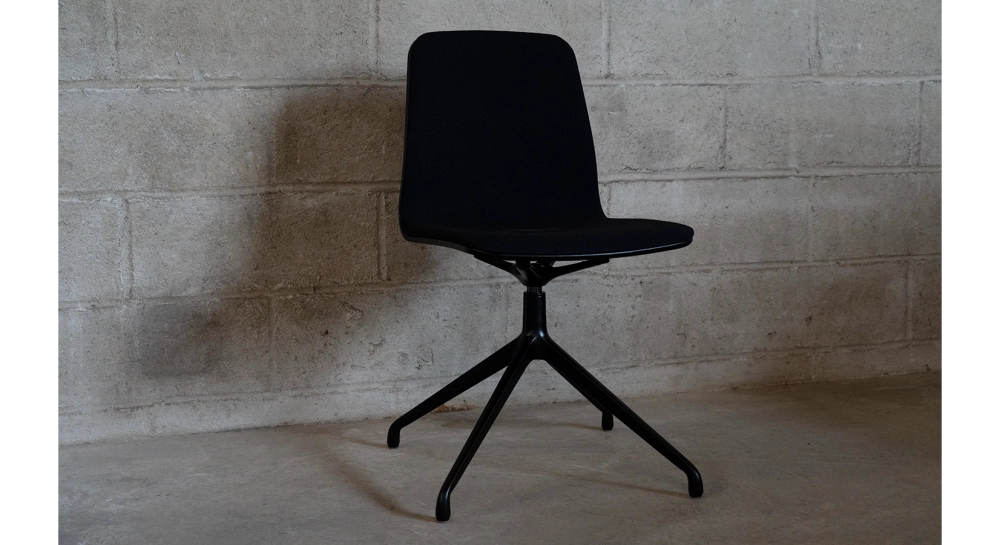 Chaise de bureau sans roulettes dossier bois teinte noire intense assise tissu noir