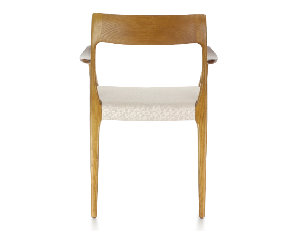 Chaise scandinave avec accoudoirs bois teinte merisier assise tissu chevron beige