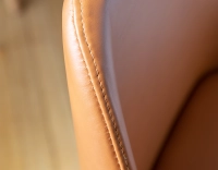 Chaise design bois teinte naturelle et cuir caramel