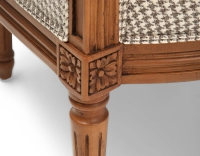 Fauteuil bergère style Louis XVI bois teinte ancienne et tissu pied de poule blanc et taupe